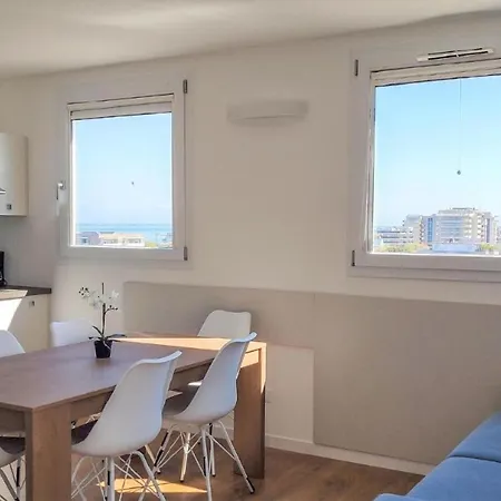 Stylish Torre Bianca 2 Bedroom Sleeps 5 Appartement Lignano Sabbiadoro