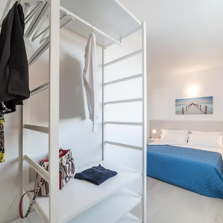 Stylish Torre Bianca 2 Bedroom Sleeps 5 Appartement *
