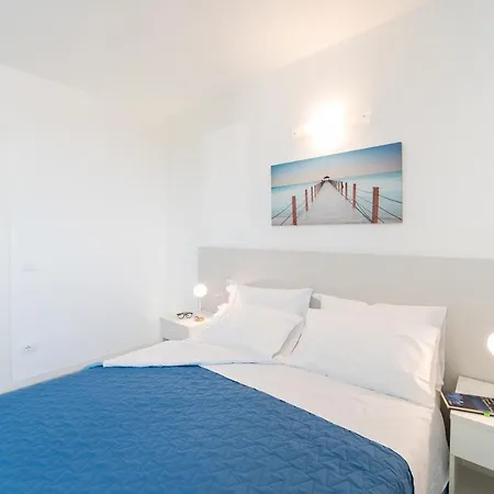 Stylish Torre Bianca 2 Bedroom Sleeps 5 *