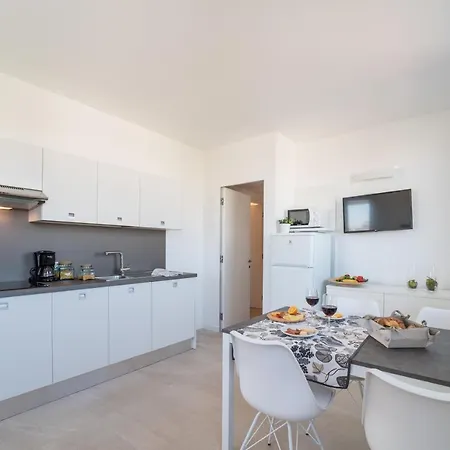 Appartement Stylish Torre Bianca 2 Bedroom Sleeps 5 *