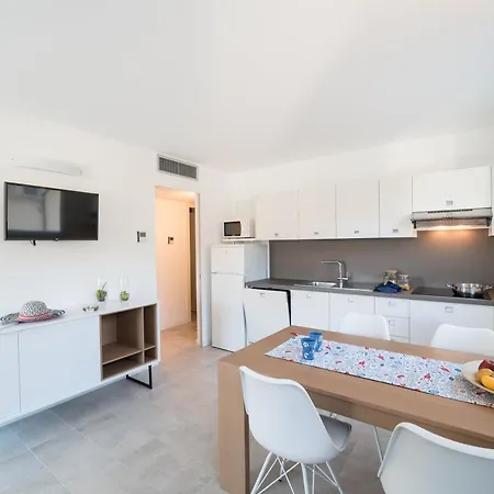 Stylish Torre Bianca 2 Bedroom Sleeps 5 Appartement Lignano Sabbiadoro